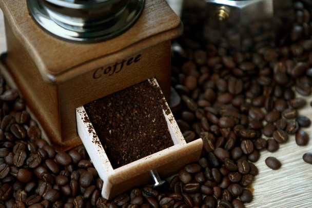 コーヒー豆とドリップケトルセット付きの手動コーヒーグラインダー - 写真・画像