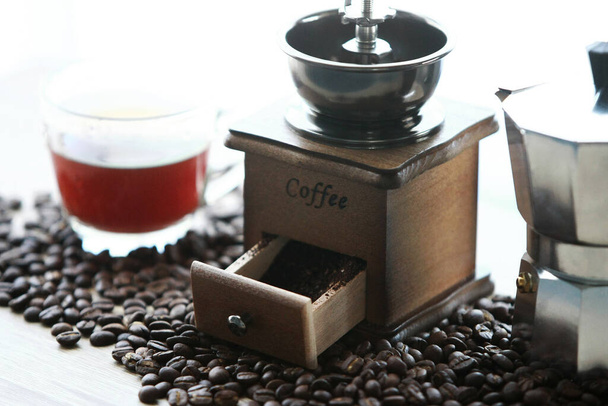 Kézi kávéőrlő kávébabbal és csepegtető vízforralóval - Fotó, kép