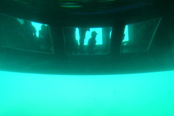 Glasboden-Katamaran unter Wasser - Foto, Bild