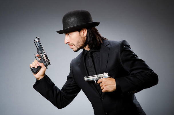 Чоловік у старовинному капелюсі з пістолетом
 - Фото, зображення