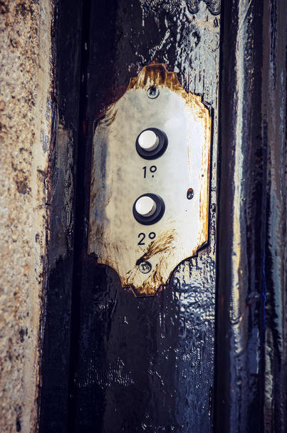 2 つの玄関の呼び鈴のボタン - 写真・画像