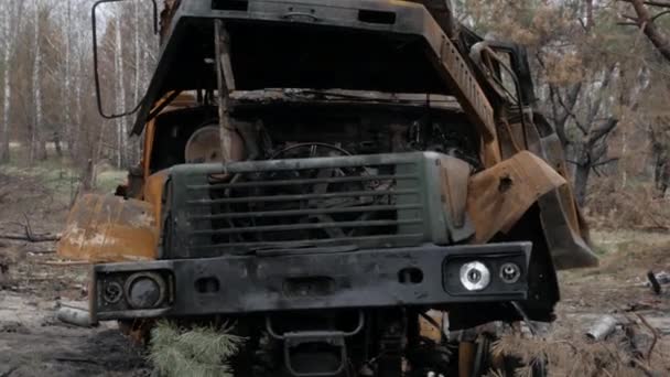 Spalony i zardzewiały pojazd wojskowy - Materiał filmowy, wideo