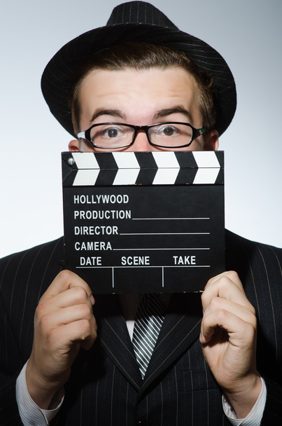Homme avec film clapperboard et chapeau - Photo, image