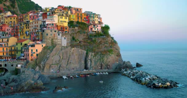  Manarola köyü, Cinque Terre parkı İtalya yaz günü, İtalya 'nın renkli kıyıları Manarola Cinque Terre İtalya. - Evet. Yüksek kalite 4k görüntü - Video, Çekim