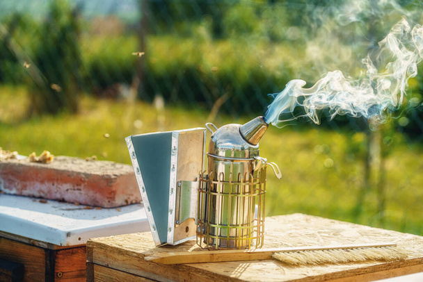 Kouřový včelař pro zpracování včel kouřem - Fotografie, Obrázek