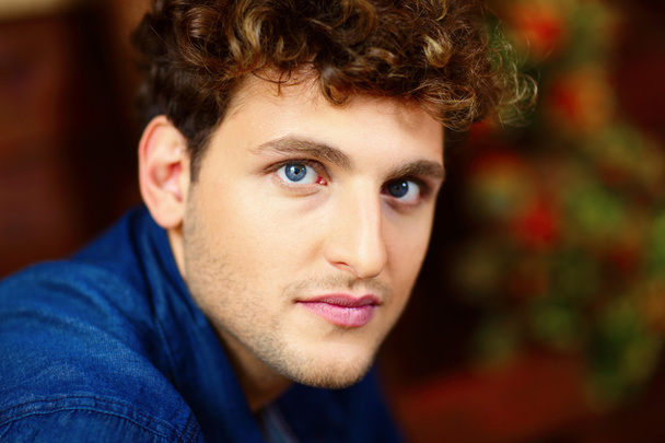 Handsome man with curly hair - Foto, imagen