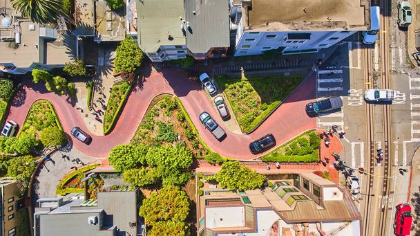 Imagem da vista acima da estrada de tijolos sinuosos na Lombard Street, em São Francisco - Foto, Imagem