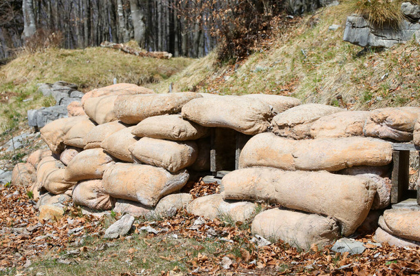 Pytle s pískem na ochranu válečných zákopů vykopaných do hor armádou vojáků - Fotografie, Obrázek