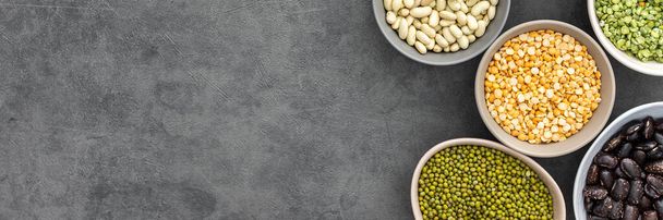 ボウル、黄色と緑のエンドウ豆とレンズ豆、色の豆とマッシュ、トップビュー、コピースペースのさまざまなタイプのマメ科植物のバナー - 写真・画像