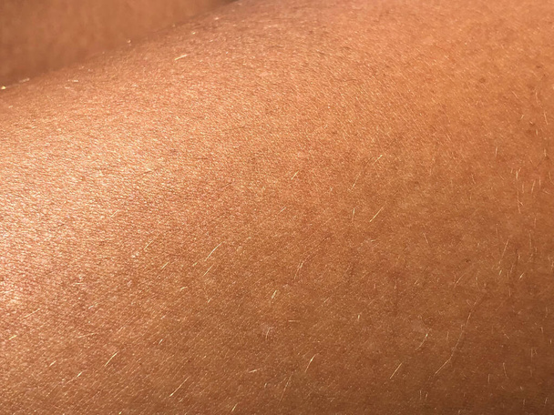 Close-up volwassen gebruinde huid van een menselijk lichaam. Hoge kwaliteit foto - Foto, afbeelding