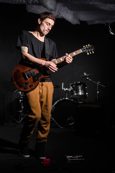 Hombre con guitarra
 - Foto, imagen