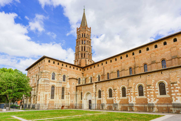 Külső kilátás a Basilica de Saint-Sernin Toulouse-ban, amely azt állítja, hogy a legnagyobb román épület Franciaországban  - Fotó, kép