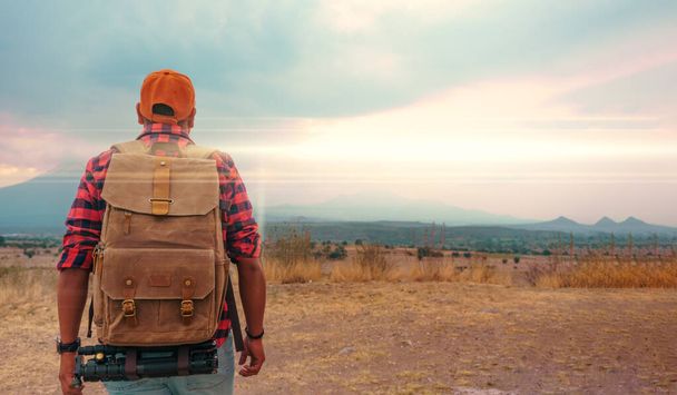 Homem Viajante com mochila montanhismo Viagem Estilo de Vida Homem Viajante com mochila montanhismo Viagem Estilo de Vida - Foto, Imagem