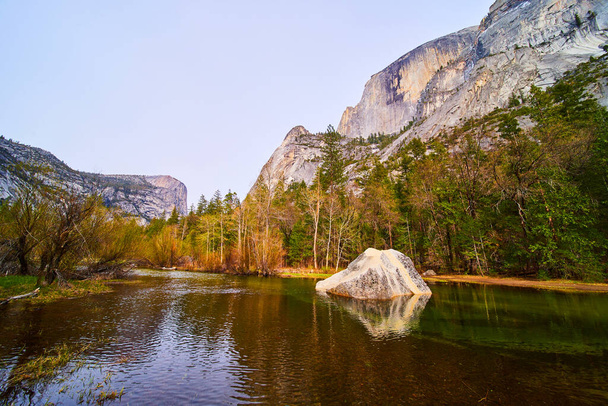 Afbeelding van Boulder in Mirror Lake naast Half Dome bij Yosemite - Foto, afbeelding
