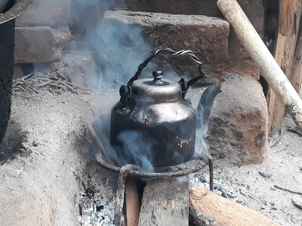 Perinteinen - savu on makeaa. Se oli Nepalin Jajarkotin alueella. Pieni teekauppa. Varhainen aamu.  - Valokuva, kuva
