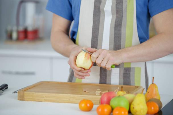 peeling apples and peeling - Valokuva, kuva