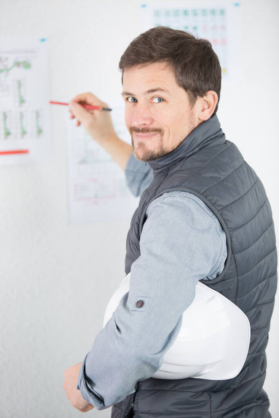 start-up businessman looking for inspiration on wall with notes - Foto, immagini