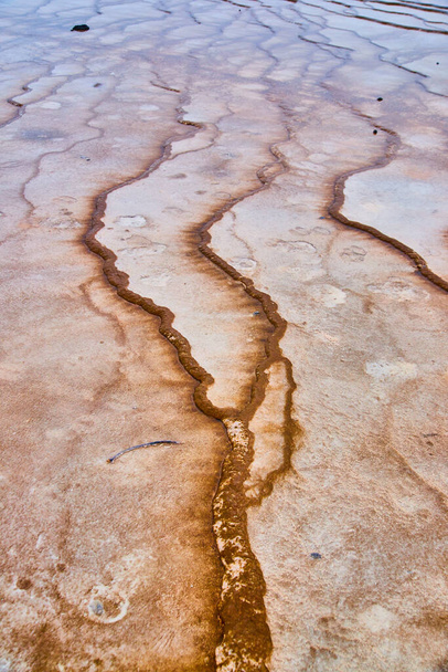 Изображение щелочной воды на уникальных террасах Йеллоустонского источника - Фото, изображение