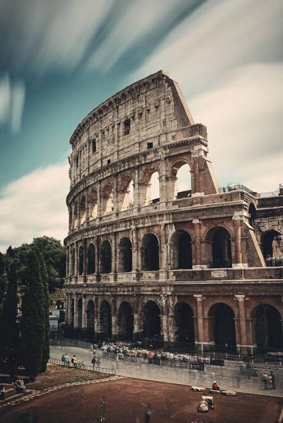Coliseo vista de cerca con larga exposición, el hito mundialmente conocido y el símbolo de Roma, Italia
. - Foto, imagen