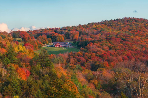 Beautiful Fall colors with farm house in New England in USA - Φωτογραφία, εικόνα