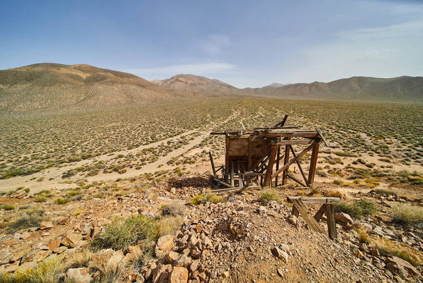 Image of Desert of Death Valley with broken mining equipment by mine - Valokuva, kuva