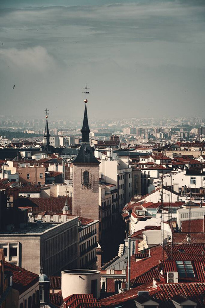スペインの建物や教会の鐘楼とマドリードのスカイライン屋上ビュー - 写真・画像