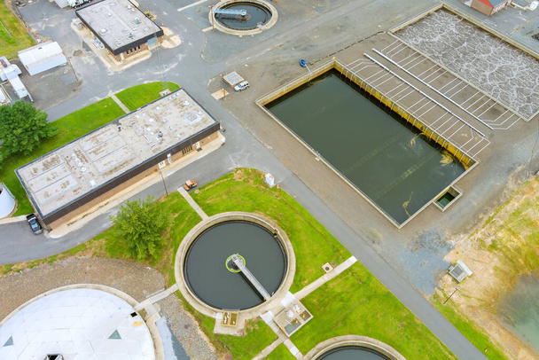 Instalaciones de tratamiento, piscinas de tratamiento de aguas residuales infraestructura tanque de sedimentación proceso de desinfección de agua - Foto, imagen