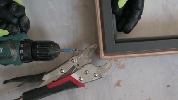 Perforación de un agujero en el marco de la puerta para una mayor conexión de la puerta, herramientas para instalar la puerta, perforación de cerca. - Metraje, vídeo