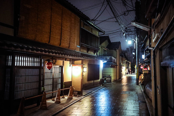 Kioto, Japani - 03 tammikuu 2020: Gion-alueen tyhjät kadut - Valokuva, kuva