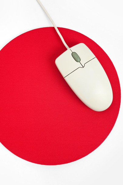 Computer mouse e tappetino rosso del mouse
 - Foto, immagini