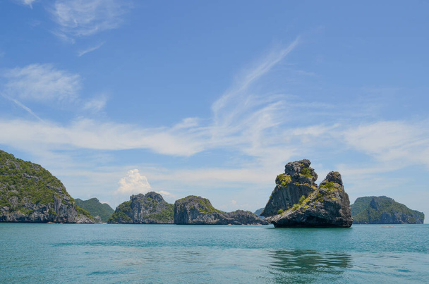 verdes colinas montañas en el mar océano Tailandia  - Foto, Imagen