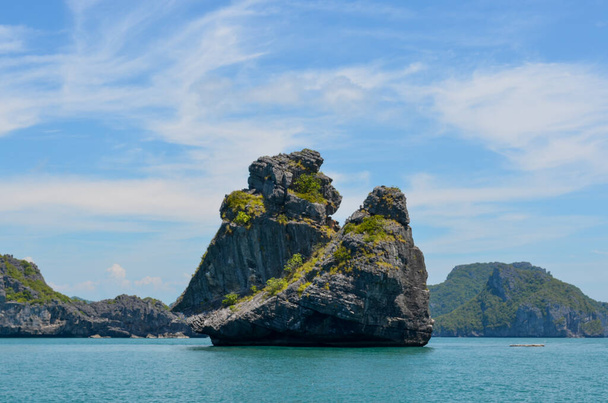 grüne Hügel Berge im Meer Ozean Thailand  - Foto, Bild