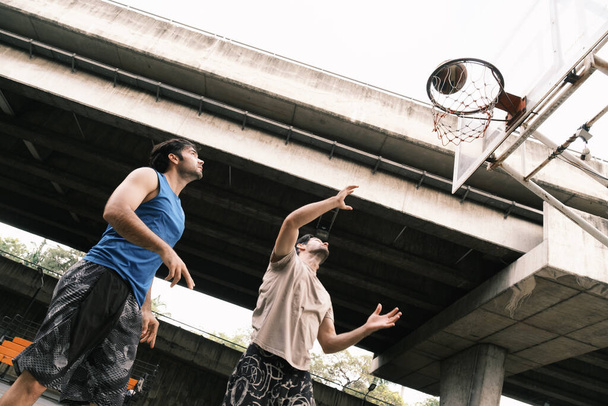 İki Kafkasyalı, Kent Caddesi 'ndeki mahkemede beysbol antrenmanı yapıyor.. - Fotoğraf, Görsel