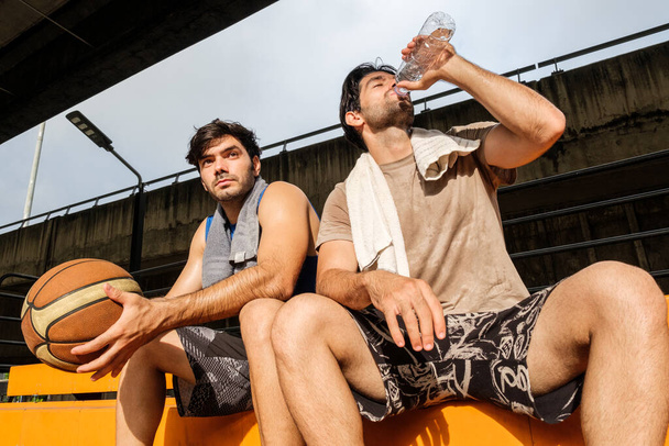 Due giocatori causiani di basket a riposo e ralax.  - Foto, immagini