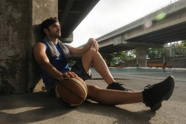 Giovane giocatore causiano di basket a riposo e ralax.  - Foto, immagini