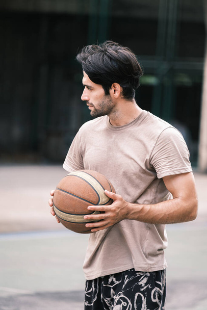 Fiatal causian kosárlabda játékos lövés labda utcai pályán. - Fotó, kép