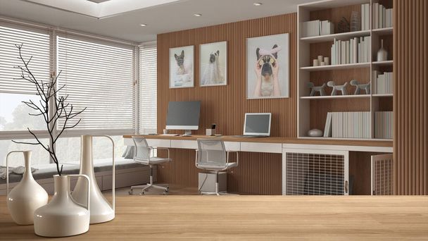 Drewniany blat lub półka z minimalistycznymi nowoczesnymi wazonami nad przyjaznym zwierzętom biurem domowym z biurkiem i łóżkiem dla psów z bramą, drewniane wnętrza - Zdjęcie, obraz