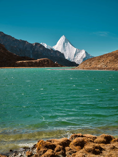 mount jampayang and lake boyongcuo in yading national park, daocheng county, sichuan province, china - Foto, afbeelding