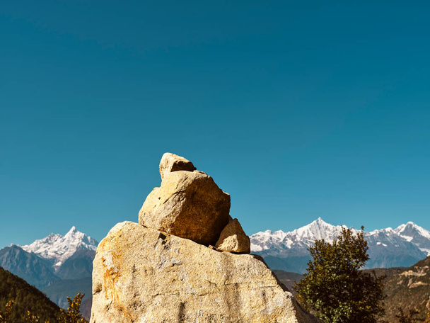 énorme pierre de prière avec montagne de neige meili en arrière-plan dans la province du Yunnan en Chine - Photo, image