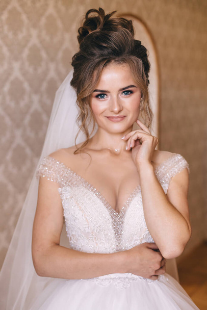 Közelíts meg egy fiatal, mosolygó menyasszonyt. Esküvői előkészület - Fotó, kép