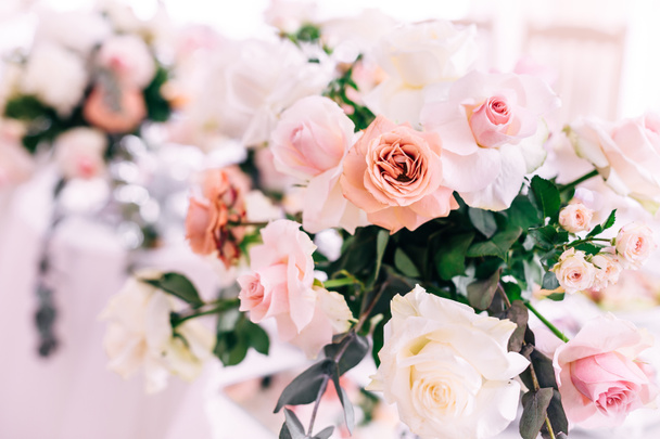 Wedding decoration table in the hall, floral arrangement. In the style vintage. Decorated dining table with flowers for guests and newlyweds, in peach-pink, pastel color. - Foto, Imagem