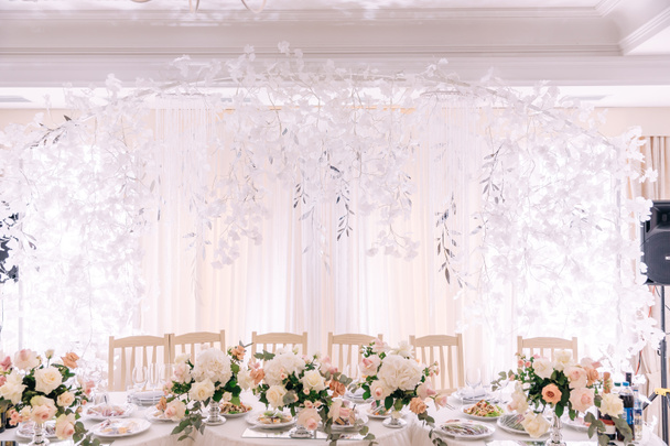 bruiloftdecoraties. Serveert de hoofdtafel voor de bruid en bruidegom van de pasgetrouwden. - Foto, afbeelding