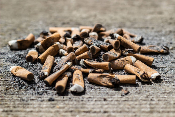große Anzahl von Zigarettenstummeln, Nahaufnahme - Foto, Bild