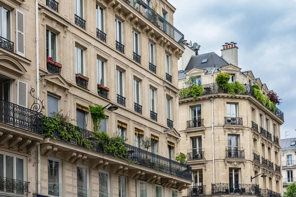 Parijs, typische gevels en straat, prachtige gebouwen rue de Reaumur - Foto, afbeelding