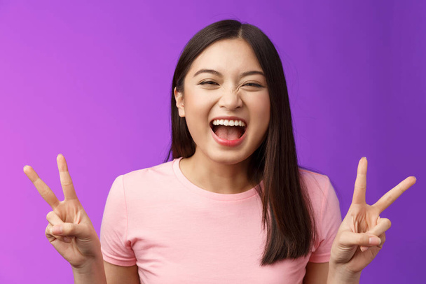 Close-up bezstarostný úsměv pozitivní asijské dívka slaví pýchu radostně se smát, ukázat mír znamení vítězství, vtipkování, stát pobavený, zúčastnit se zábavné akce, oslavit b-day, fotografování. - Fotografie, Obrázek