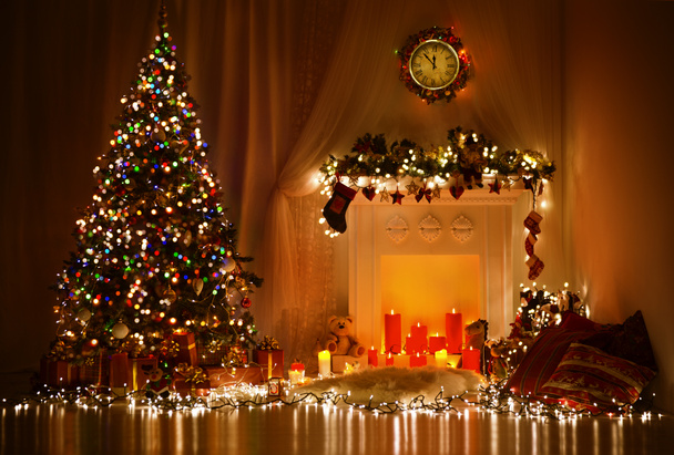 Diseño de interiores de la habitación de Navidad, árbol de Navidad decorado con luces Regalos Regalos Juguetes, Velas e iluminación de guirnaldas Chimenea interior
 - Foto, imagen