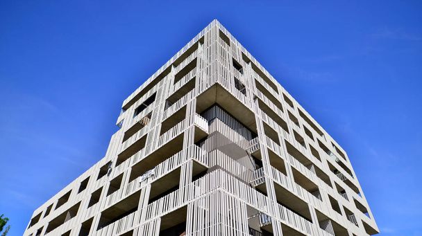 Apartamento edifício com fachadas de alumínio. Arquitetura minimalista moderna. Uma abordagem inovadora da arquitetura residencial. - Foto, Imagem