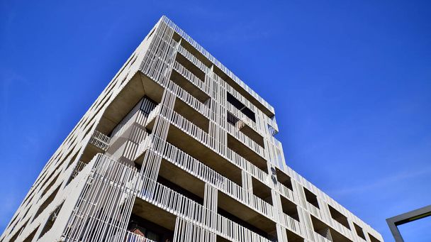 Apartamento edifício com fachadas de alumínio. Arquitetura minimalista moderna. Uma abordagem inovadora da arquitetura residencial. - Foto, Imagem