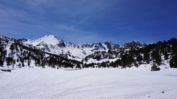 Пейзаж снега и гор на горнолыжном курорте в Андорре - Фото, изображение