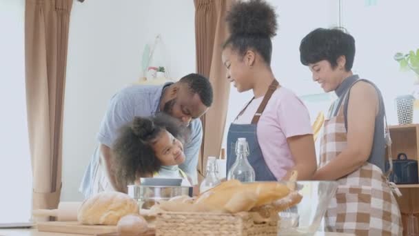 Африканская Америка семьи связаны и носить фартук для приготовления хлеба или пекарни вместе на кухне дома, родители и маленькие дети готовят пищу, отношения семьи и хобби, домашняя жизнь. - Кадры, видео